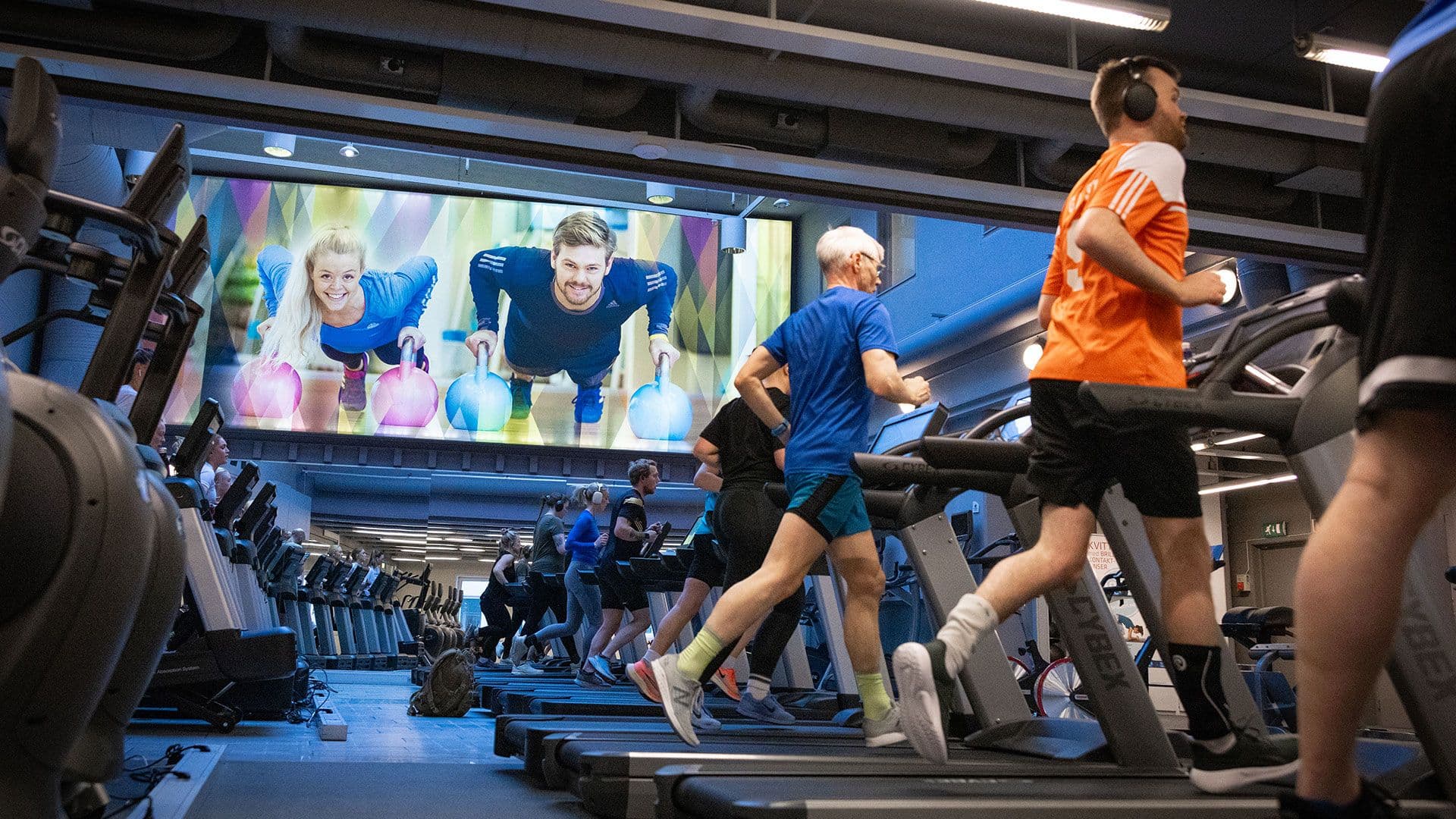 Menn løper på tredemølle i treningssalen på 3T-Midtbyn.