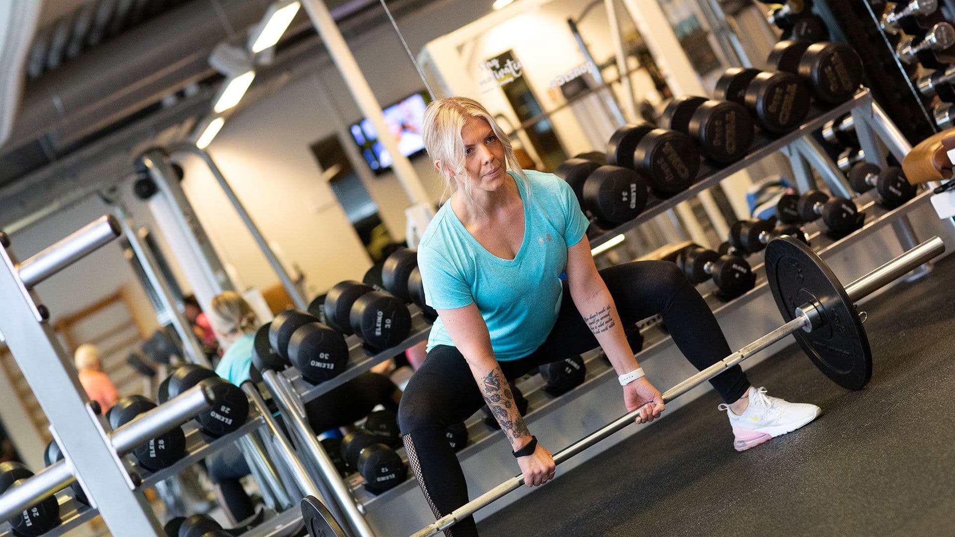 Kvinne løfter vekter i styrkeavdelingen på 3T-Orkanger.