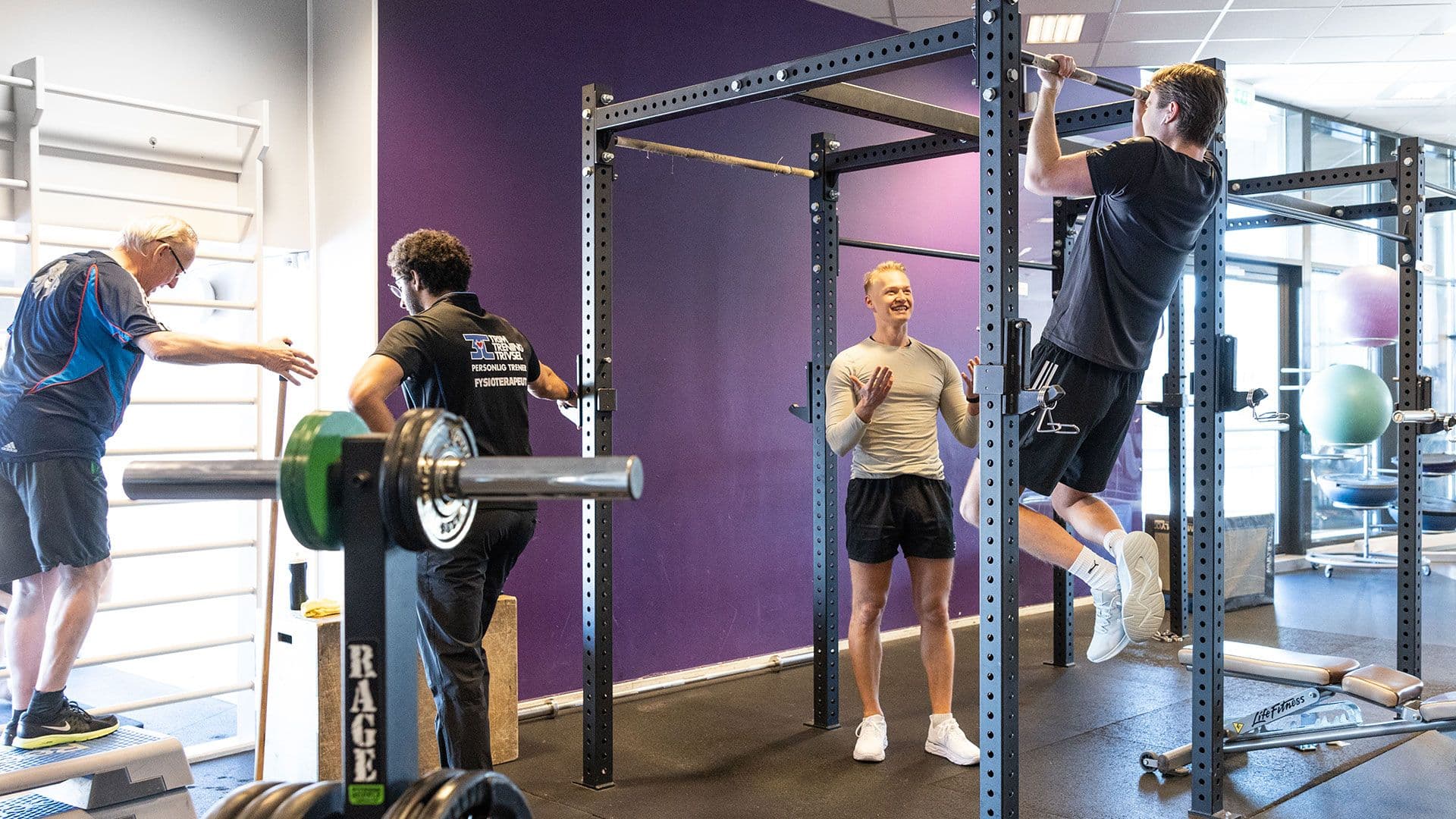 Gamle og unge trener i styrkeavdelingen på 3T-Solsiden.