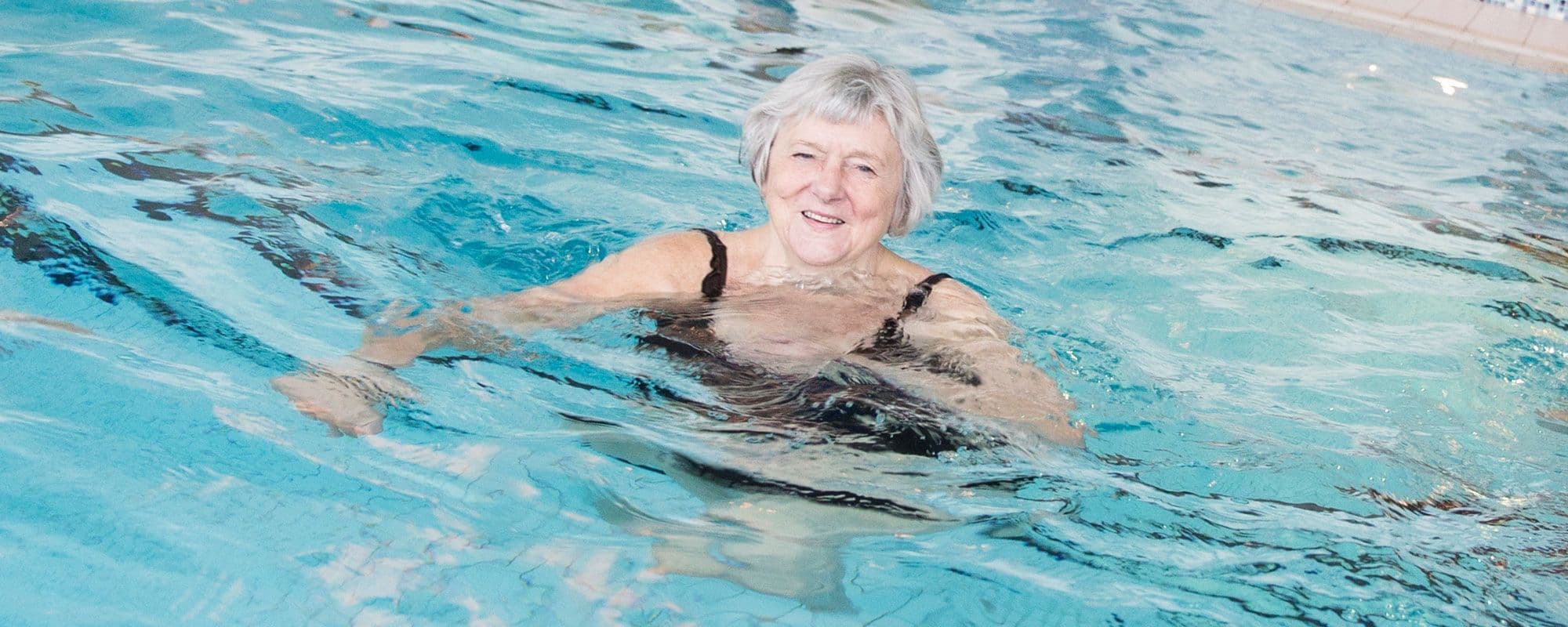 Eldre dame i bassenget på 3T-Rosten