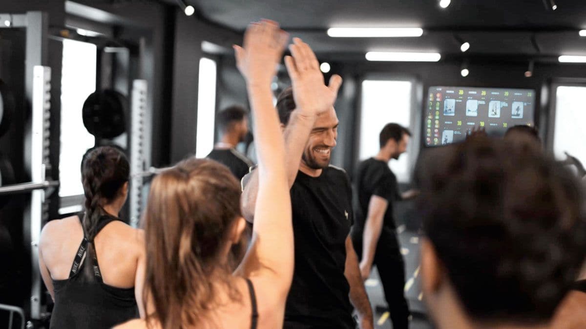 Herre som trener i PowerPit og gir high five