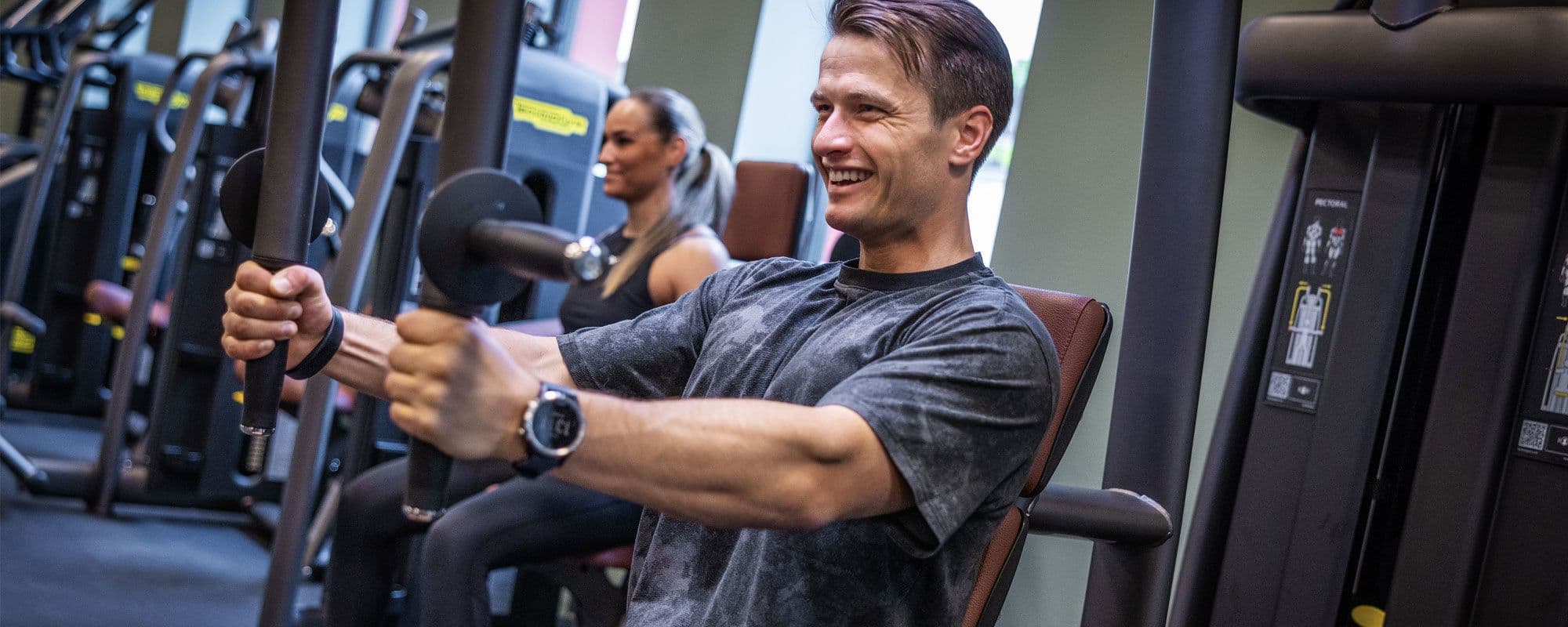 mann som trener styrke i et apparat på 3T-Teknostallen