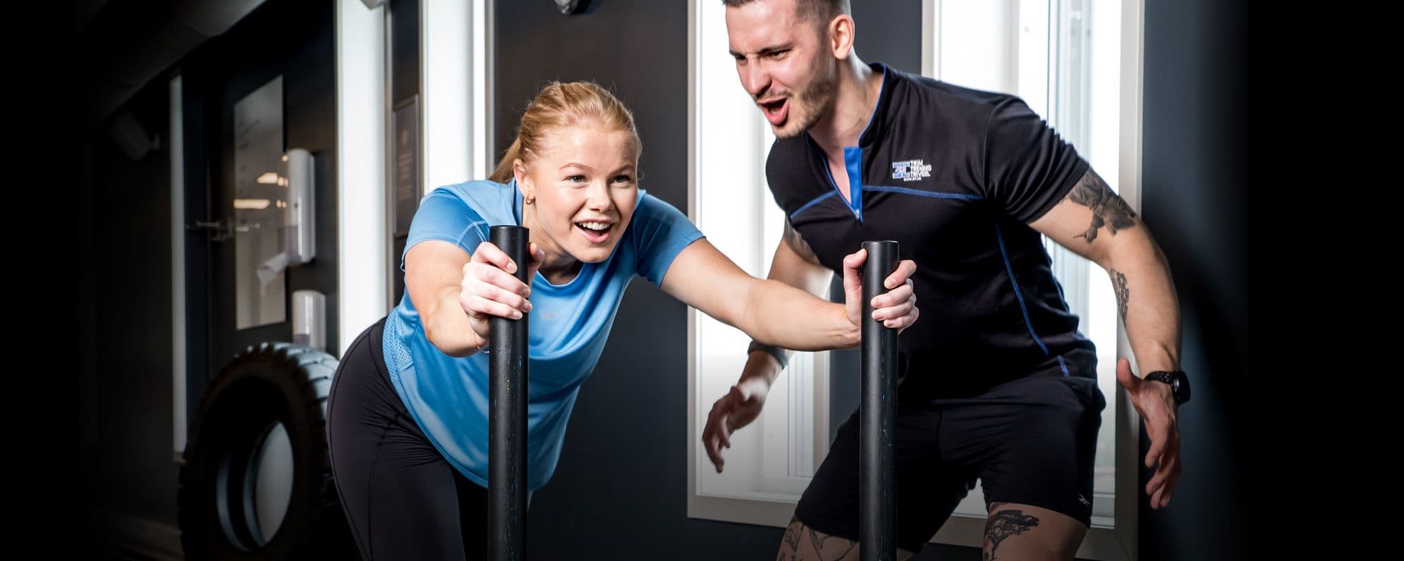 Dame som trener med personlig trener på 3T