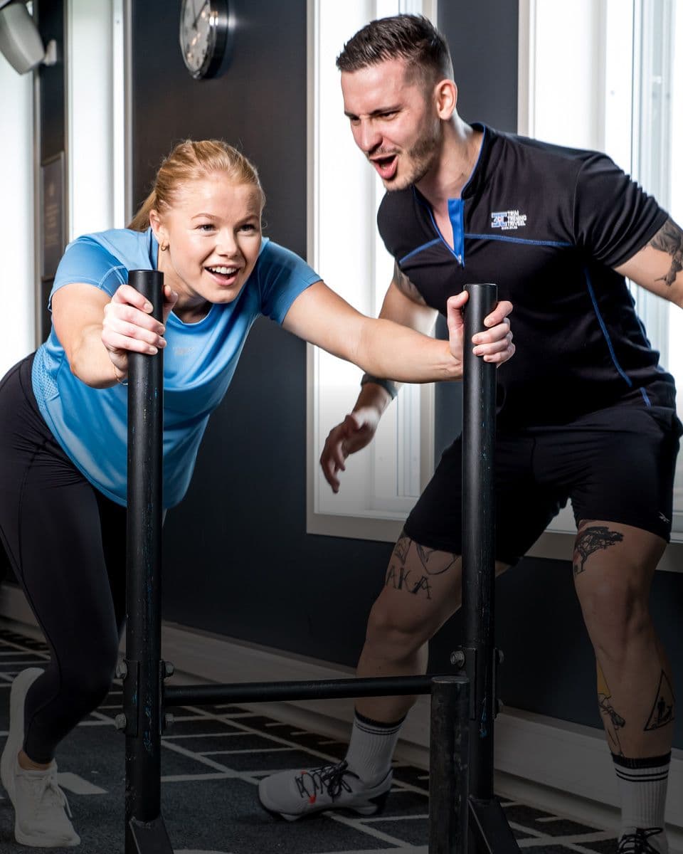 Dame som trener med personlig trener på 3T