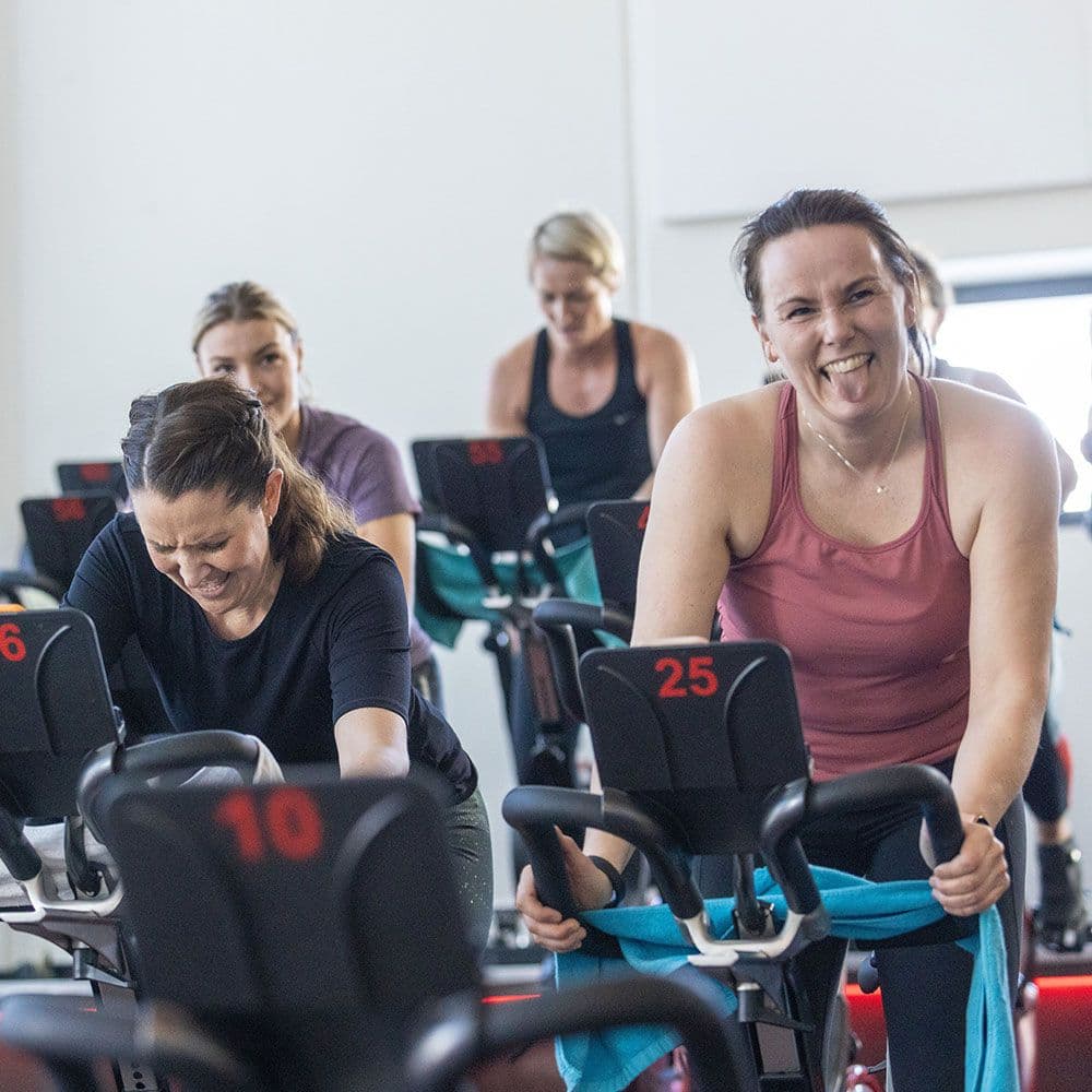 Damer tar i hardt på spinningtime