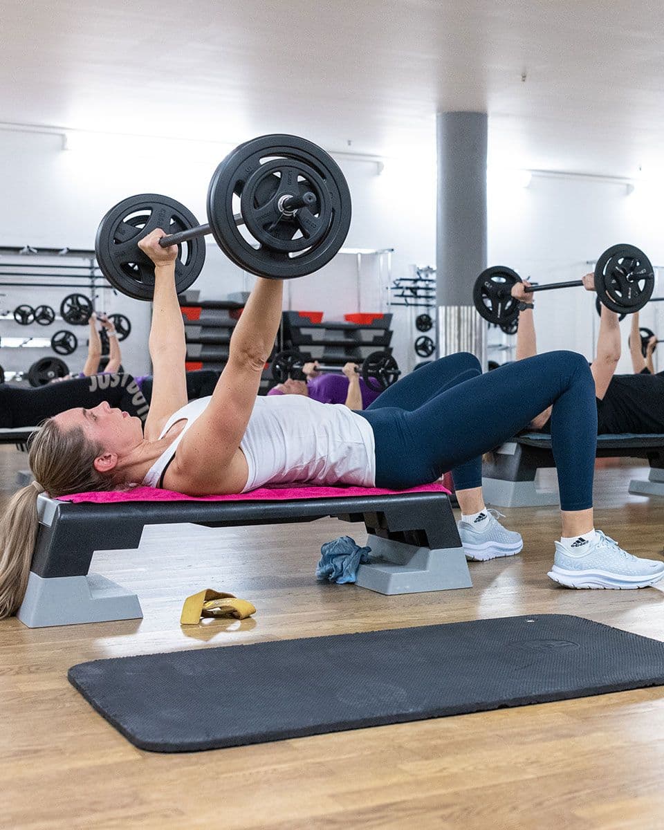 Kvinne løfter vekter i en gruppetime på 3T-Stjørdal.